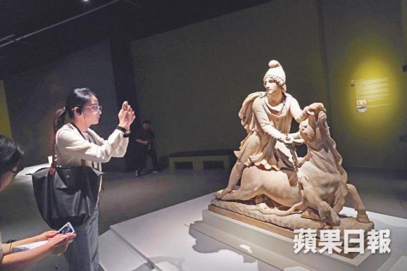 市民可透過100組、約260件珍貴文物了解人類文明;圖為密特拉神像(Mithras),屬公元一至二世紀雕塑。朱家駿攝日本《神奈川沖浪裏》(1831年)伊拉克烏爾軍旗(約公元前2500年)加拿大基來馬鞍(1903年前) 市民可透過100組、約260件珍貴文物了解人類文明;圖為密特拉神像(Mithras),屬公元一至二世紀雕塑。朱家駿攝日本《神奈川沖浪裏》(1831年)伊拉克烏爾軍旗(約公元前2500年)加拿大基來馬鞍(1903年前)