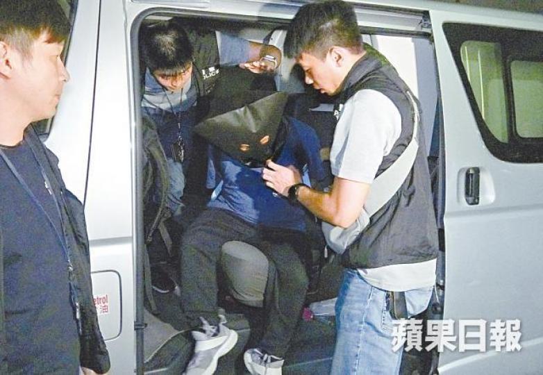 龍緯汶昨晚被警方押返辦公室蒐證。溫瑞麟攝各大討論區流傳龍與少數族裔兒童的親暱合照。 龍緯汶昨晚被警方押返辦公室蒐證。溫瑞麟攝各大討論區流傳龍與少數族裔兒童的親暱合照。