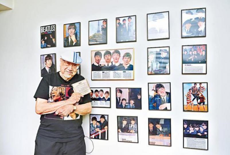 Uncle Ray家中的牆上掛滿當年披頭四給他的親筆簽名雜誌。當年Uncle Ray訪問披頭四的錄音帶，仍保存至今。