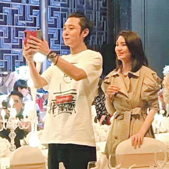 【去飲齊影相】洪欣日前陪張丹峰到哈爾濱出席張丹峰姐姐的婚宴。微博圖片【上台唱歌仔】洪欣與老公在婚宴上表現恩愛,更一家三口上台唱歌。微博圖片【機場分開行】網民在機場見到張丹峰夫婦,但有指兩人零交流。微博圖片張丹峰因畢瀅(左)辭職平息婚變風波,但有指老婆洪欣的態度不如從前。資料圖片畢瀅坐在街頭食煙,網民指她全程面黑。微博圖片 【去飲齊影相】洪欣日前陪張丹峰到哈爾濱出席張丹峰姐姐的婚宴。微博圖片【上台唱歌仔】洪欣與老公在婚宴上表現恩愛,更一家三口上台唱歌。微博圖片【機場分開行】網民在機場見到張丹峰夫婦,但有指兩人零交流。微博圖片張丹峰因畢瀅(左)辭職平息婚變風波,但有指老婆洪欣的態度不如從前。資料圖片畢瀅坐在街頭食煙,網民指她全程面黑。微博圖片