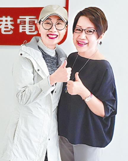 柳影虹(左)當年將前夫的相片撕毀,因當時不想分薄囡囡與後父的感情。 柳影虹(左)當年將前夫的相片撕毀,因當時不想分薄囡囡與後父的感情。