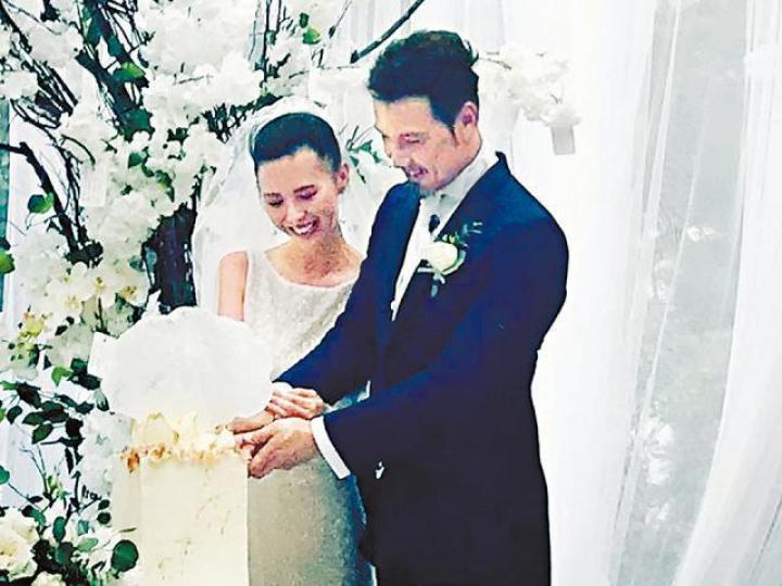 Julio與太太切結婚蛋糕時,露出一臉幸福。互聯網圖片 Julio與太太切結婚蛋糕時,露出一臉幸福。互聯網圖片