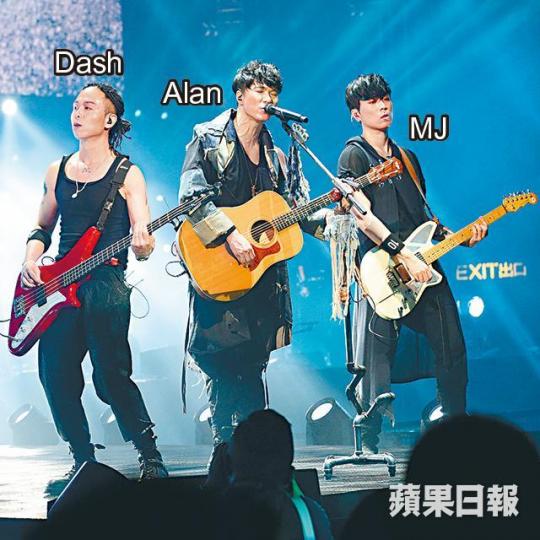 Mr.前晚開紅館騷,紀念成軍10年。Mr.演唱嗰陣台上播咗唔少有關政治議題嘅新聞。謝安琪前晚同老公張繼聰以及囝囝張瞻去睇騷。Mr.五子喺台上忘形演出。 Mr.前晚開紅館騷,紀念成軍10年。Mr.演唱嗰陣台上播咗唔少有關政治議題嘅新聞。謝安琪前晚同老公張繼聰以及囝囝張瞻去睇騷。Mr.五子喺台上忘形演出。