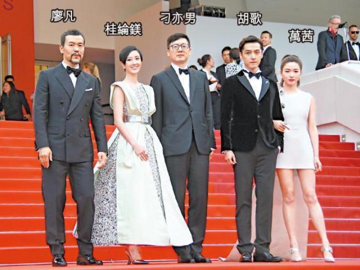 桂綸鎂、胡歌等與導演刁亦男現身康城首映時,獲現場觀眾歡呼。台灣《蘋果新聞網》里安納度前女友、德國超模Toni Garrn在紅毯上大擺誘人甫士。台灣《蘋果新聞網》Camila Morrone穿deep V銀色禮服現身,十分性感。路透社猷君未婚妻奚夢瑤昨日穿白色雪紡裙行紅地毯,不慎露出腰間贅肉。台灣《蘋果新聞網》昆頓拖太太現身,昆頓笑容滿面。台灣《蘋果新聞網》 桂綸鎂、胡歌等與導演刁亦男現身康城首映時,獲現場觀眾歡呼。台灣《蘋果新聞網》里安納度前女友、德國超模Toni Garrn在紅毯上大擺誘人甫士。台灣《蘋果新聞網》Camila Morrone穿deep V銀色禮服現身,十分性感。路透社猷君未婚妻奚夢瑤昨日穿白色雪紡裙行紅地毯,不慎露出腰間贅肉。台灣《蘋果新聞網》昆頓拖太太現身,昆頓笑容滿面。台灣《蘋果新聞網》