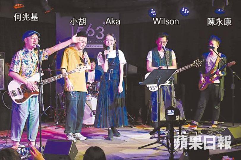 野仔五子笑指昨晚開騷很緊張,視同晚開騷的Mr.等樂隊為勁敵。 野仔五子笑指昨晚開騷很緊張,視同晚開騷的Mr.等樂隊為勁敵。