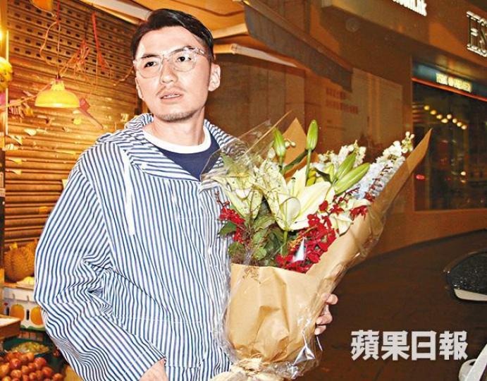 袁偉豪行咗兩間花舖買花,貪呢間包得靚啲。袁偉豪同張寶兒拍拖兩年,但未諗結婚。資料圖片 袁偉豪行咗兩間花舖買花,貪呢間包得靚啲。袁偉豪同張寶兒拍拖兩年,但未諗結婚。資料圖片
