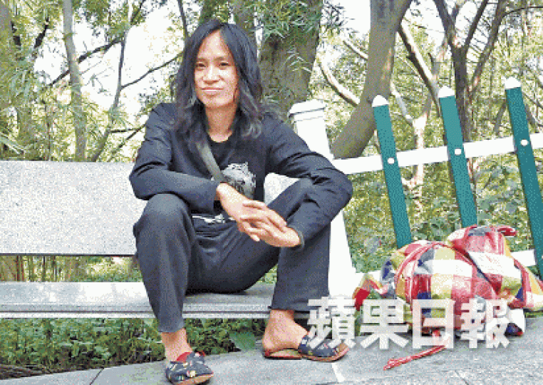 已經整年沒有工作的陳勇兵，曾被日本傳媒採訪。三和區內新旅館泊寓招租，價錢遠高於一般床位。