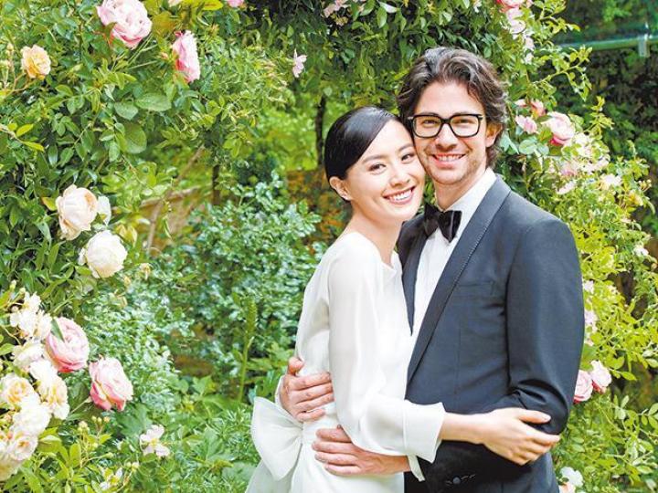 陳法拉上周六在巴黎,與拍拖三年多的法籍男友Emmanuel Straschnov結婚,幸福滿瀉。法拉身穿簡潔華麗的婚紗,由米蘭設計師度身訂做。法拉在喜宴上換上另一套淺綠色晚裝。昨日法拉在Ig貼出兩人手拖手的相晒恩愛,手上的粉紅鑽婚戒由老公親自設計。互聯網圖片05年,法拉參加國際華裔小姐入行。法拉前夫薛世恒之前表示與法拉再見是朋友,會送上祝福。資料圖片 陳法拉上周六在巴黎,與拍拖三年多的法籍男友Emmanuel Straschnov結婚,幸福滿瀉。法拉身穿簡潔華麗的婚紗,由米蘭設計師度身訂做。法拉在喜宴上換上另一套淺綠色晚裝。昨日法拉在Ig貼出兩人手拖手的相晒恩愛,手上的粉紅鑽婚戒由老公親自設計。互聯網圖片05年,法拉參加國際華裔小姐入行。法拉前夫薛世恒之前表示與法拉再見是朋友,會送上祝福。資料圖片