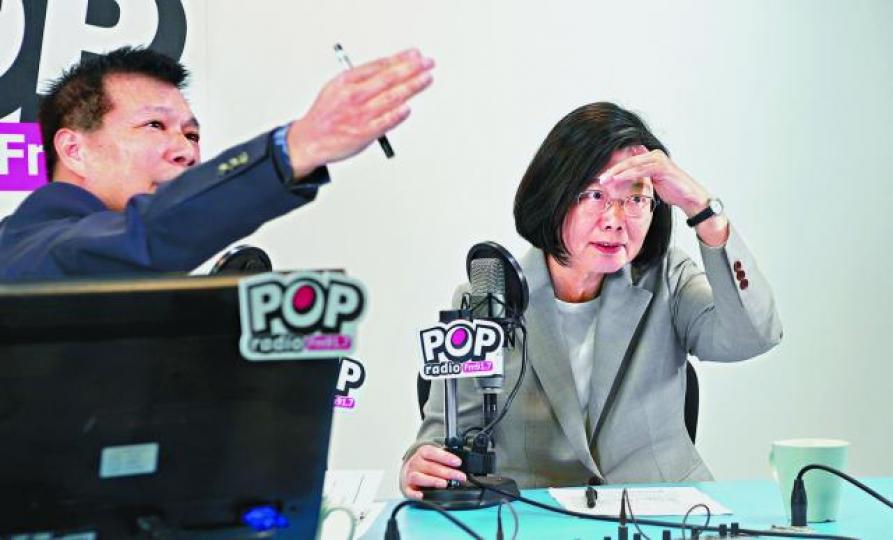 蔡英文人氣回升，但欲連任總統仍難樂觀。台灣蘋果新聞網賴清德聲稱自己民調一直穩定贏韓國瑜、郭台銘，且領先蔡英文一段距離。