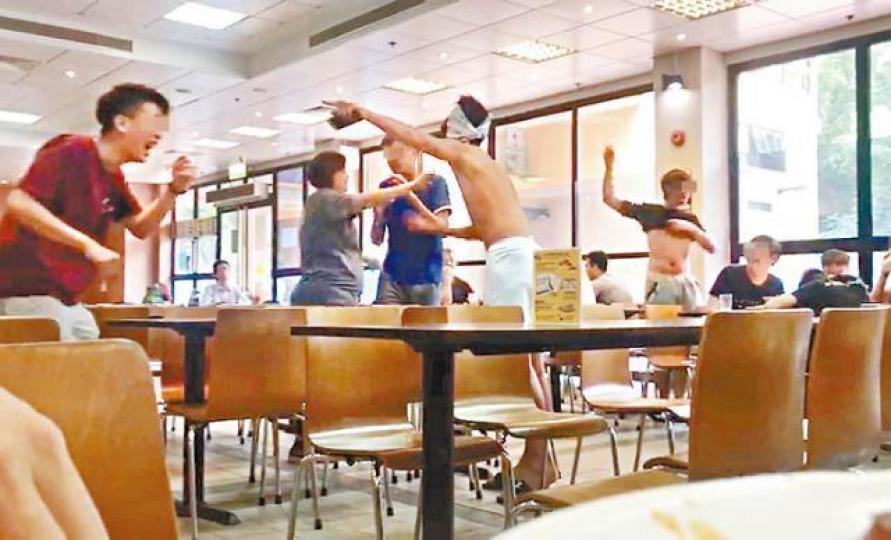 影片顯示有浸大學生無視餐廳阿姐規勸，不斷爆粗大罵。讀者提供片段截圖