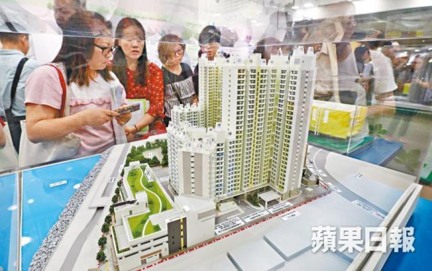 新居屋首日派表,大批市民到居屋中心了解細節。張志華攝 新居屋首日派表,大批市民到居屋中心了解細節。張志華攝
