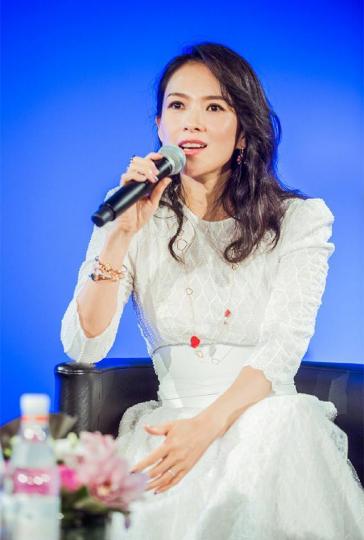 章子怡前日獲邀出席康城影展大師班，提到王家衛時多次感觸落淚，並指對方是最了解她的導演。微博圖片2013年《一代宗師》章子怡拍《一代宗師》時，經歷最憂鬱的日子，但王家衛願意為她停工，最後她橫掃了12個影后。資料圖片2000年《臥虎藏龍》《臥虎藏龍》在康城影展重映，導演李安特別拍攝短片，令章子怡非常感動。微博圖片1999年《我的父親母親》章子怡初入行就拍攝張藝謀執導的《我的父親母親》，令她踏上柏林影展，電影更獲得銀熊獎。資料圖片章子怡受訪時，形容自己如《臥虎藏龍》的玉嬌龍一樣，誤打誤撞衝進了電影的江