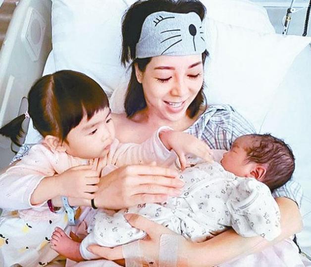 黃婉曼日前誕下細女,表示大女很錫妹妹。互聯網圖片 黃婉曼日前誕下細女,表示大女很錫妹妹。互聯網圖片