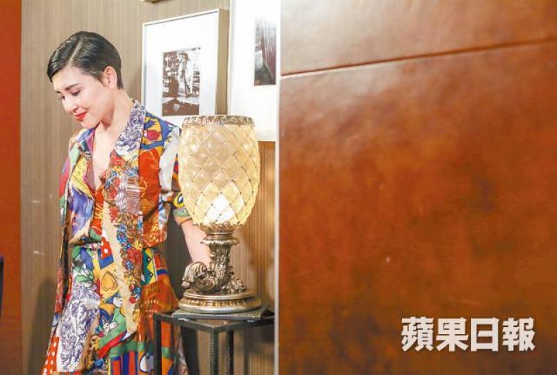 沒有拍拖的日子,這兩年劉美君一樣充實,做《全民造星》導師,又幫ViuTV首次監製新劇《好人好姐》,空餘就享受dating的樂趣。與拍拖8年的Steve最終分手,但劉美君說分手後前度對她更細心。資料圖片18歲下嫁首任老公黃泰來,生下一對仔女,離婚後至今仍做到朋友。《壹週刊》圖片最潮嫲嫲與在美國的孫仔Manson同孫女Madison分隔兩地,現在堅持每日FaceTime,驚兩個孫唔認得自己。互聯網圖片《毀滅號地車》 沒有拍拖的日子,這兩年劉美君一樣充實,做《全民造星》導師,又幫ViuTV首次監製新劇《好人好姐》,空餘就享受dating的樂趣。與拍拖8年的Steve最終分手,但劉美君說分手後前度對她更細心。資料圖片18歲下嫁首任老公黃泰來,生下一對仔女,離婚後至今仍做到朋友。《壹週刊》圖片最潮嫲嫲與在美國的孫仔Manson同孫女Madison分隔兩地,現在堅持每日FaceTime,驚兩個孫唔認得自己。互聯網圖片《毀滅號地車》