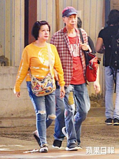 【蹺住】葉振棠會合短髮女友人後,兩人由銅鑼灣行去天后。【扶實】視力不好的葉振棠,獲女友人細心扶着行去港鐵站。【食麵】葉振棠與女友人食雲吞麵醫肚。【偶遇】夏韶聲買外賣時遇見葉振棠,兩人傾了一會。【消遣】葉振棠當日下午先與張國強(左)到酒吧消遣。 【蹺住】葉振棠會合短髮女友人後,兩人由銅鑼灣行去天后。【扶實】視力不好的葉振棠,獲女友人細心扶着行去港鐵站。【食麵】葉振棠與女友人食雲吞麵醫肚。【偶遇】夏韶聲買外賣時遇見葉振棠,兩人傾了一會。【消遣】葉振棠當日下午先與張國強(左)到酒吧消遣。