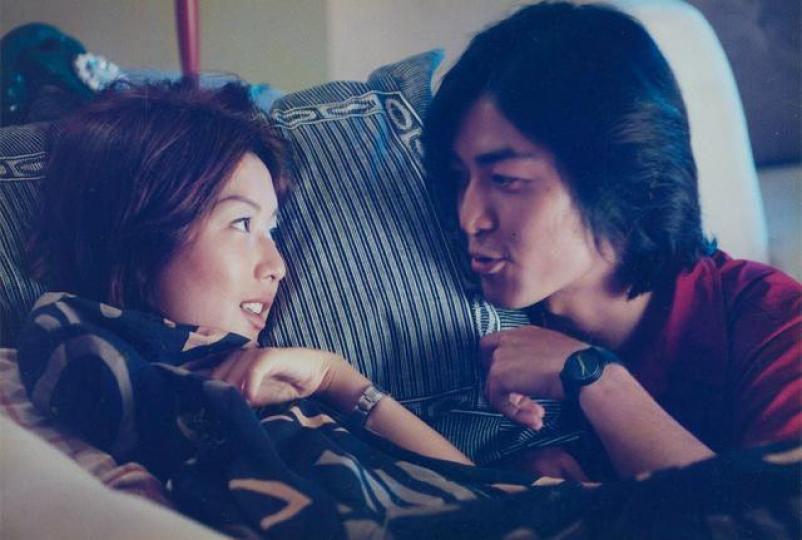 96年的《百分百感覺》鄭伊健演大眾情人Jerry,鄭秀文演的倔強女孩Cherie都成了經典。在《百分百感覺II》中,原著花花公子Jerry變成Eason式的神經刀情聖。 96年的《百分百感覺》鄭伊健演大眾情人Jerry,鄭秀文演的倔強女孩Cherie都成了經典。在《百分百感覺II》中,原著花花公子Jerry變成Eason式的神經刀情聖。