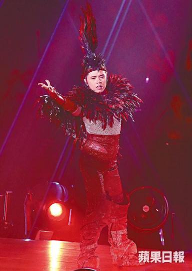 軒仔穿上紅色印第安透視裝時,驚現粗腰。化身成「火龍果」的軒仔,忘形地扭腰趷籮又唱又跳。張敬軒前晚在台上獻唱到投入跪低。軒仔笑言為了今次澳門騷,買了200個道具火龍果。 軒仔穿上紅色印第安透視裝時,驚現粗腰。化身成「火龍果」的軒仔,忘形地扭腰趷籮又唱又跳。張敬軒前晚在台上獻唱到投入跪低。軒仔笑言為了今次澳門騷,買了200個道具火龍果。