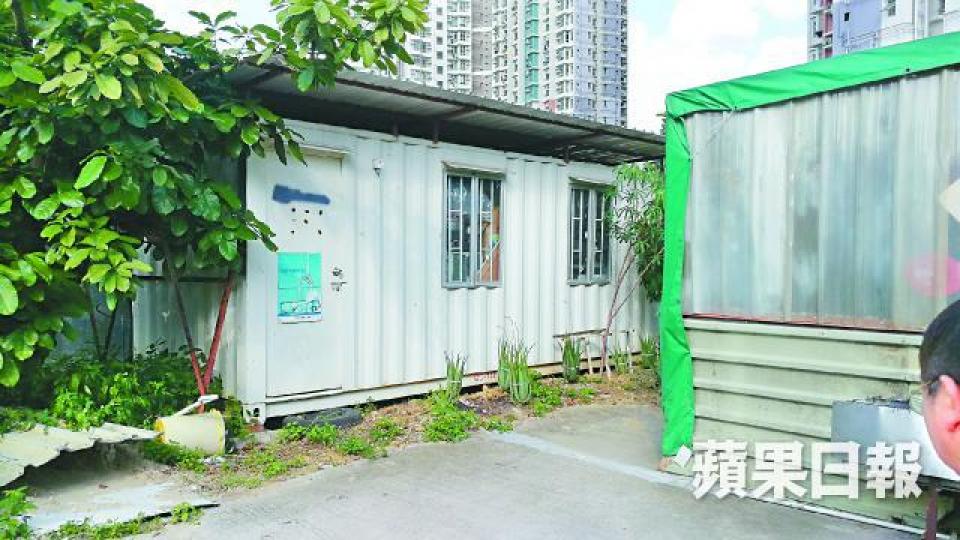 Albert聲稱祖先鄧雲開土地由其家族使用，場內放有大型貨櫃。