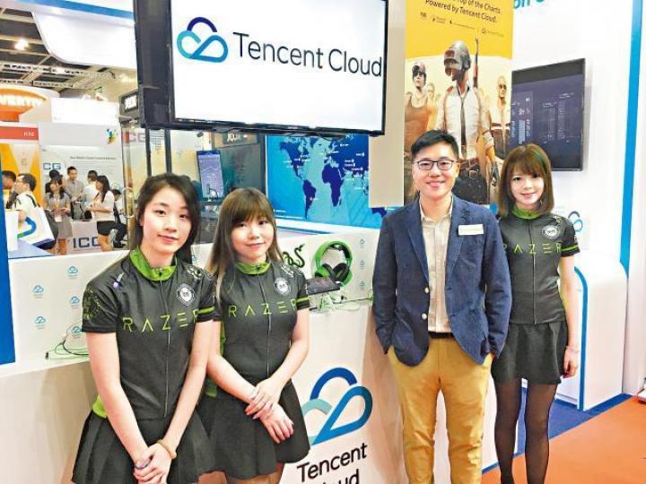 譚樂文(右二)表示,騰訊旗下雲業務積極拓展海外市場。 譚樂文(右二)表示,騰訊旗下雲業務積極拓展海外市場。