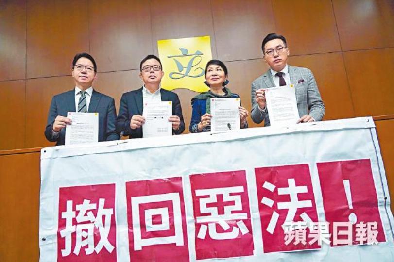 涂謹申(左二)批評林鄭月娥拒絕辯論,反映政府不想聆聽市民聲音。王心義攝 涂謹申(左二)批評林鄭月娥拒絕辯論,反映政府不想聆聽市民聲音。王心義攝