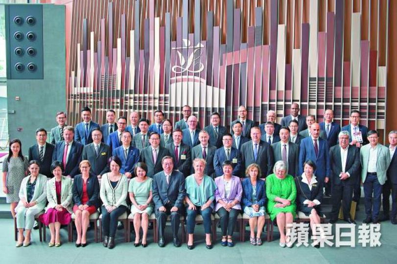 立法會昨與駐港總領事及名譽領事舉行定期簡介會和午宴。 立法會昨與駐港總領事及名譽領事舉行定期簡介會和午宴。