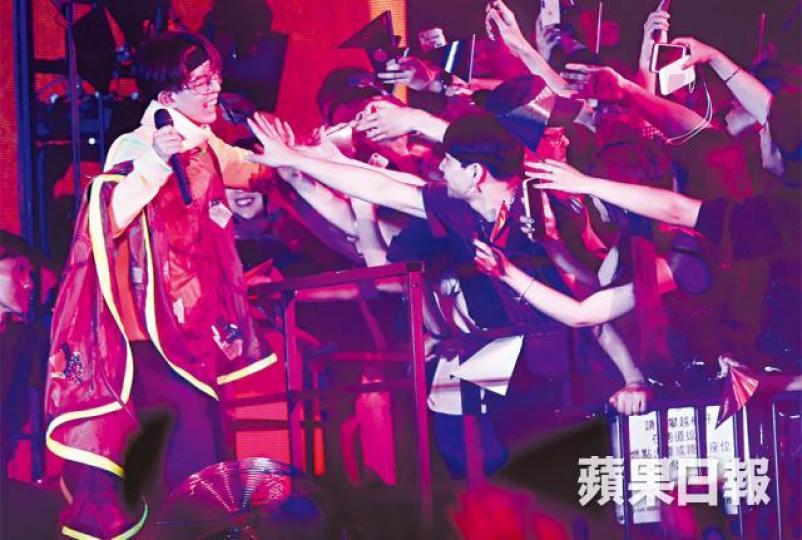 林宥嘉連續三晚在紅館開騷,全場爆滿,氣氛high爆。(左起)彭秀慧、容祖兒及陳健安一齊睇騷。 林宥嘉連續三晚在紅館開騷,全場爆滿,氣氛high爆。(左起)彭秀慧、容祖兒及陳健安一齊睇騷。