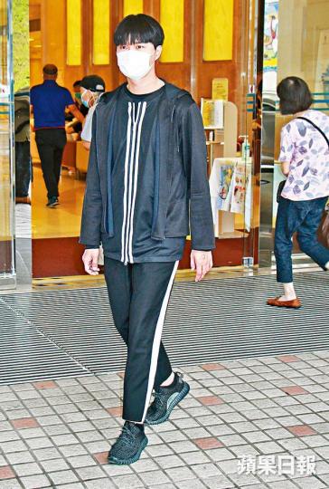 胡鴻鈞噚日出院行動緩慢,連頸都唔能夠轉動。胡鴻鈞由助手扶上車嗰陣顯得好小心。胡鴻鈞日前拍劇跌親頭,當時佢仲要醫護人員推住輪椅去照腦掃描。資料圖片 胡鴻鈞噚日出院行動緩慢,連頸都唔能夠轉動。胡鴻鈞由助手扶上車嗰陣顯得好小心。胡鴻鈞日前拍劇跌親頭,當時佢仲要醫護人員推住輪椅去照腦掃描。資料圖片