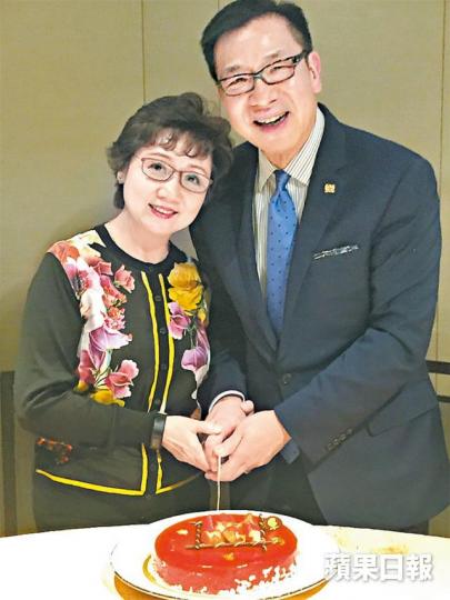 張德蘭和楊偉誠上周二舉行慶祝宴,慶祝結婚31周年。楊偉誠和張德蘭當年結婚,請來米雪任伴娘。 張德蘭和楊偉誠上周二舉行慶祝宴,慶祝結婚31周年。楊偉誠和張德蘭當年結婚,請來米雪任伴娘。