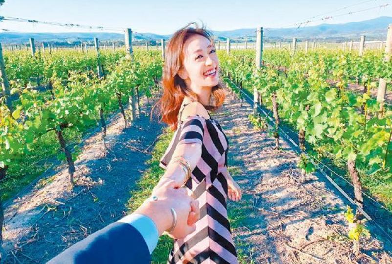 心美去年尾曾貼出男友視角相,當時她還冧爆在留言加上兩個心心emoji。互聯網圖片黃心美前年10月認拍拖,至今年年初才被發現男友是馬桂烽。馬桂烽(中)為馬清偉與前妻薛芷倫的大仔。資料圖片心穎(左)的偷食事件牽連甚廣,更疑拖累家姐心美分手。互聯網圖片去年馬桂烽創業,父母馬清偉、薛芷倫與心美也有現身支持。資料圖片 心美去年尾曾貼出男友視角相,當時她還冧爆在留言加上兩個心心emoji。互聯網圖片黃心美前年10月認拍拖,至今年年初才被發現男友是馬桂烽。馬桂烽(中)為馬清偉與前妻薛芷倫的大仔。資料圖片心穎(左)的偷食事件牽連甚廣,更疑拖累家姐心美分手。互聯網圖片去年馬桂烽創業,父母馬清偉、薛芷倫與心美也有現身支持。資料圖片