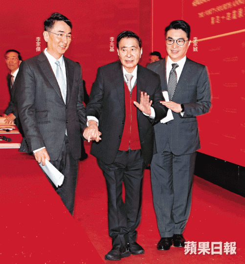 「四叔」李兆基主持恒地股東會後,須在兩子攙扶下離開。馬泉崇攝 「四叔」李兆基主持恒地股東會後,須在兩子攙扶下離開。馬泉崇攝