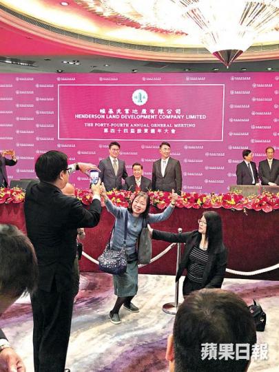 小股東廖小姐在股東會上與四叔忘形合照。 小股東廖小姐在股東會上與四叔忘形合照。