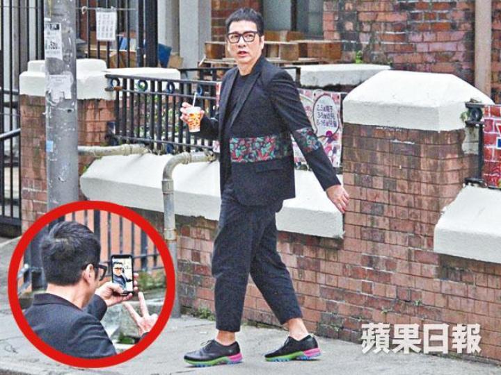 豹哥日前在中環開工,趁休息時獨自玩自拍(小圖)。豹哥與年長女街坊爭執,更搶去對方兩袋餸。 豹哥日前在中環開工,趁休息時獨自玩自拍(小圖)。豹哥與年長女街坊爭執,更搶去對方兩袋餸。