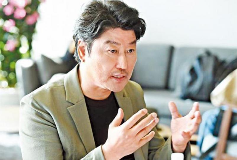 宋康昊日前在康城接受訪問,曾演出多部政治題材電影的他坦言,演員有責任反映社會問題。「窮爸爸」宋康昊一家在戲中住在半地下室,是韓國的特有文化。劇照宋康昊戲中住所位於半地下室,環境狹窄、陰暗,劇組拍攝也相當辛苦。「富爸爸」李善均一家住在獨立屋,與宋康昊一家形成強烈對比。劇照李善均在《上流寄生族》中,常提到貧窮有貧窮的味道,他表示是要強化兩個家庭之間的距離感。《上流寄生族》海報四個主角均遮住眼睛,風格神秘、詭異。奉俊昊憑《上流寄生族》獲得康城影展金棕櫚獎,更有望衝擊明年奧斯卡。資料圖片 宋康昊日前在康城接受訪問,曾演出多部政治題材電影的他坦言,演員有責任反映社會問題。「窮爸爸」宋康昊一家在戲中住在半地下室,是韓國的特有文化。劇照宋康昊戲中住所位於半地下室,環境狹窄、陰暗,劇組拍攝也相當辛苦。「富爸爸」李善均一家住在獨立屋,與宋康昊一家形成強烈對比。劇照李善均在《上流寄生族》中,常提到貧窮有貧窮的味道,他表示是要強化兩個家庭之間的距離感。《上流寄生族》海報四個主角均遮住眼睛,風格神秘、詭異。奉俊昊憑《上流寄生族》獲得康城影展金棕櫚獎,更有望衝擊明年奧斯卡。資料圖片
