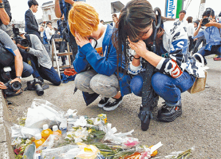 民眾在現場獻花,為死者祈禱。美聯社 民眾在現場獻花,為死者祈禱。美聯社