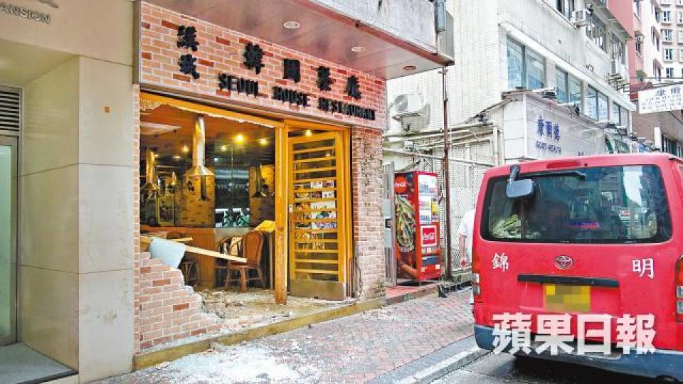 韓國餐廳大門遭私家車撞毀,矮牆亦告損毀,滿地碎片。簡明恩攝 韓國餐廳大門遭私家車撞毀,矮牆亦告損毀,滿地碎片。簡明恩攝