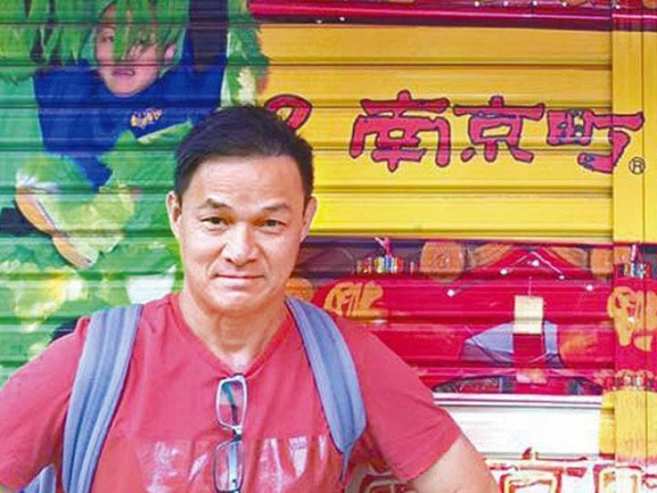 武術指導凌志華大前晚在家中暈倒,惜送院搶救不治。互聯網圖片凌志華早年參與荷李活電影,跟奧瑪花曼合照。凌志華(中)曾隨袁和平參與拍攝《22世紀殺人網絡》。凌志華憑《激戰》獲提名角逐金像獎最佳動作設計及金馬獎最佳動作設計。劇照今年上映的《P風暴》,凌志華擔任武術指導。劇照動作特技工會會長錢嘉樂以驚訝形容好友離世。資料圖片 武術指導凌志華大前晚在家中暈倒,惜送院搶救不治。互聯網圖片凌志華早年參與荷李活電影,跟奧瑪花曼合照。凌志華(中)曾隨袁和平參與拍攝《22世紀殺人網絡》。凌志華憑《激戰》獲提名角逐金像獎最佳動作設計及金馬獎最佳動作設計。劇照今年上映的《P風暴》,凌志華擔任武術指導。劇照動作特技工會會長錢嘉樂以驚訝形容好友離世。資料圖片