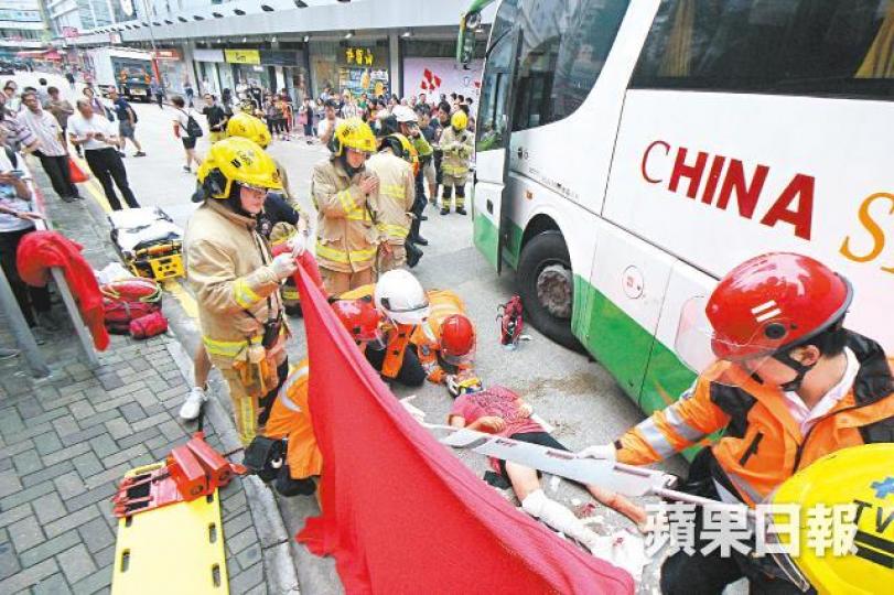 荃灣有直通巴撞倒一名過路八旬婦,救援人員到場將她救出,送院搶救。劉柏麟攝
荃灣有直通巴撞倒一名過路八旬婦,救援人員到場將她救出,送院搶救。劉柏麟攝