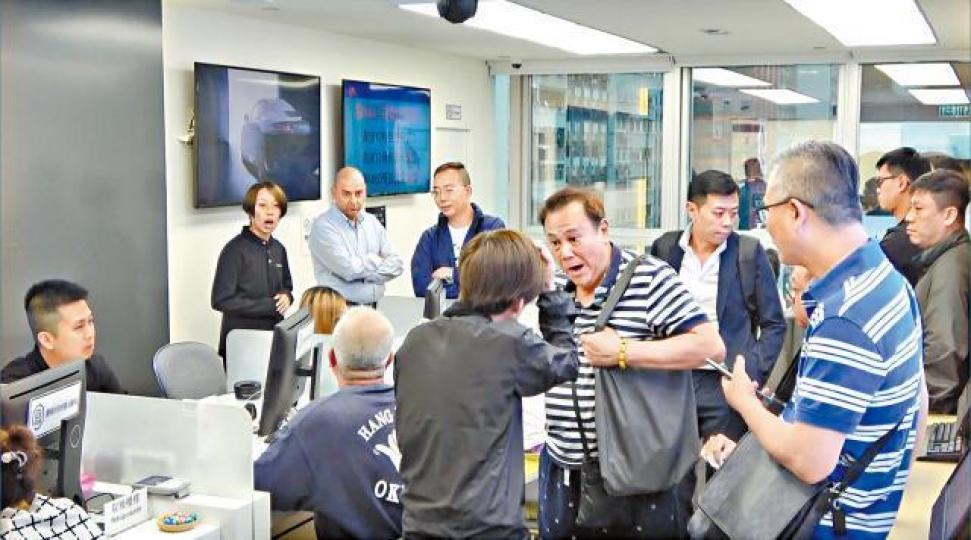 華為旺角客戶服務中心昨擠滿壞機用家,部份人與職員理論時鼓譟。劉永明攝受影響手機停留在系統恢復模式畫面,無法使用。 華為旺角客戶服務中心昨擠滿壞機用家,部份人與職員理論時鼓譟。劉永明攝受影響手機停留在系統恢復模式畫面,無法使用。
