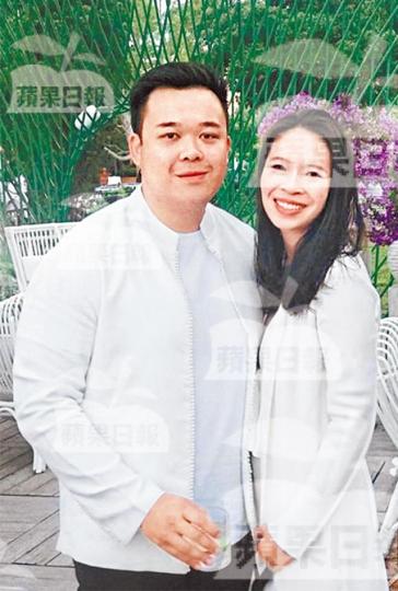 四叔外孫女李敬儀和郭得勝的姪孫Jonathan將於9月拉埋天窗。李敬儀和四叔感情好好,嘴巴和眼睛更似到足。資料圖片(右起)四叔、郭得勝和馮景禧在五十年代發展地產,被稱為「三劍俠」,如今前兩者更對親家。李敬儀和Jonathan經常拍拖旅行,非常甜蜜。四叔長女李佩雯與丈夫育有三女一子。 資料圖片Jonathan(左)的爸爸郭炳濠(右)現職恒基兆業地產執行董事。 四叔外孫女李敬儀和郭得勝的姪孫Jonathan將於9月拉埋天窗。李敬儀和四叔感情好好,嘴巴和眼睛更似到足。資料圖片(右起)四叔、郭得勝和馮景禧在五十年代發展地產,被稱為「三劍俠」,如今前兩者更對親家。李敬儀和Jonathan經常拍拖旅行,非常甜蜜。四叔長女李佩雯與丈夫育有三女一子。 資料圖片Jonathan(左)的爸爸郭炳濠(右)現職恒基兆業地產執行董事。