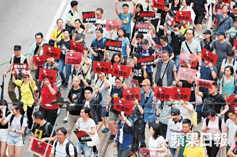 上月13萬市民上街反送中惡法,遊行人數近年少見。林鄭月娥及李家超強推送中例,激發民怨。 上月13萬市民上街反送中惡法,遊行人數近年少見。林鄭月娥及李家超強推送中例,激發民怨。
