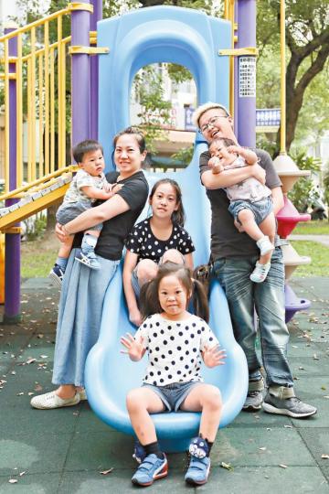 同婚家庭穆德、小釩和四個可愛的孩子。穆德(左)、小釩已相知相守12年。小釩與穆德北上聲援同志婚姻活動,大女兒蛋捲(前)也手執宣言表達心聲。早餐時刻,揭開全家每日忙碌作息的序幕。 同婚家庭穆德、小釩和四個可愛的孩子。穆德(左)、小釩已相知相守12年。小釩與穆德北上聲援同志婚姻活動,大女兒蛋捲(前)也手執宣言表達心聲。早餐時刻,揭開全家每日忙碌作息的序幕。