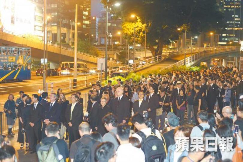 2016年,法律界不滿人大常委就議員宣誓案判決前主動釋法,發起黑衣遊行抗議。 2016年,法律界不滿人大常委就議員宣誓案判決前主動釋法,發起黑衣遊行抗議。