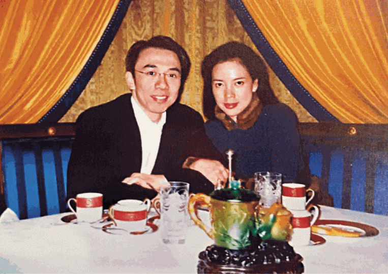 馮永業及陳婉玉2003年12月10日在澳門定情當晚蹺手合照。2005年4月馮永業與陳婉玉在美國國會大樓前拍照。 馮永業及陳婉玉2003年12月10日在澳門定情當晚蹺手合照。2005年4月馮永業與陳婉玉在美國國會大樓前拍照。