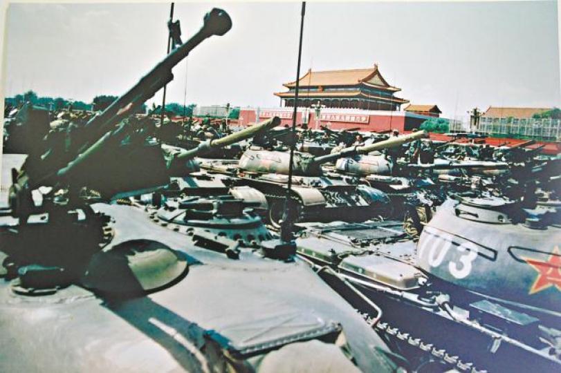血腥鎮壓過後,大批坦克停留在天安門廣場一帶。 血腥鎮壓過後,大批坦克停留在天安門廣場一帶。
