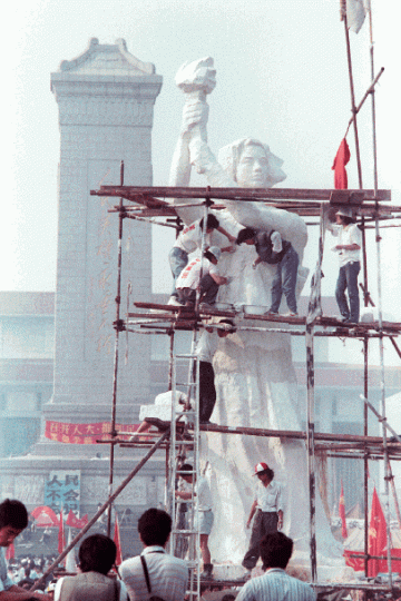 參與八九民運的群眾在天安門廣場豎立民主神像。
參與八九民運的群眾在天安門廣場豎立民主神像。