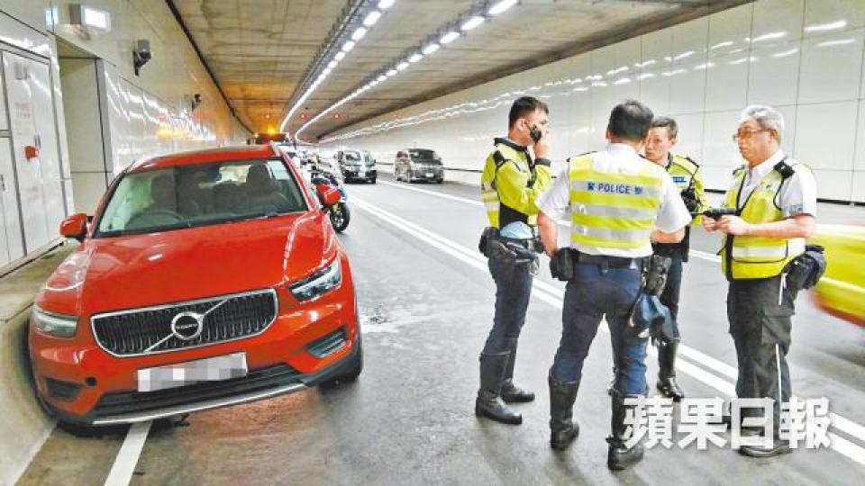 私家車撞壆損毀,警員在現場調查。胡恩宏攝有車輛攝錄機拍下富豪失控切雙白線情況。讀者提供圖片涉事司機送院搶救後不治。翁鈺輝攝 私家車撞壆損毀,警員在現場調查。胡恩宏攝有車輛攝錄機拍下富豪失控切雙白線情況。讀者提供圖片涉事司機送院搶救後不治。翁鈺輝攝