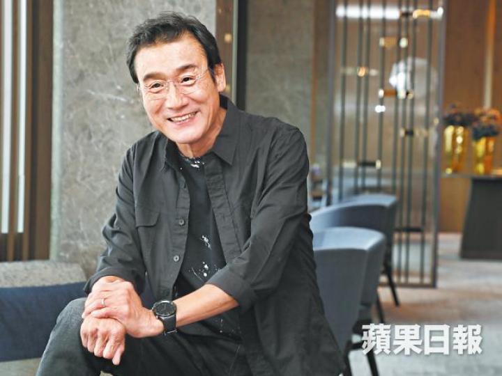 家輝難忘有一幕要不停食榴槤的場面,令他至今見到榴槤都要掉頭走。 家輝難忘有一幕要不停食榴槤的場面,令他至今見到榴槤都要掉頭走。
