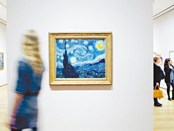 MoMA鎮館之寶之一,是梵高的《星空》(The Starry Night)。MoMA Design Store出名潮,除了藝術衍生產品,還有出售設計師家具及家電。 MoMA鎮館之寶之一,是梵高的《星空》(The Starry Night)。MoMA Design Store出名潮,除了藝術衍生產品,還有出售設計師家具及家電。
