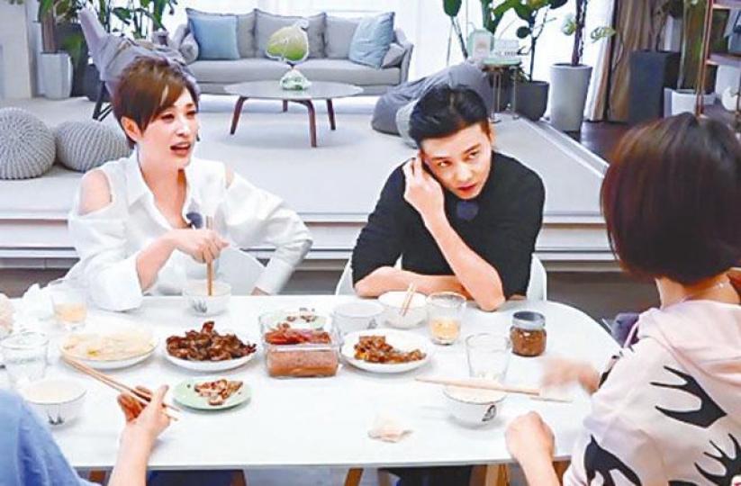 張晉聽到陳法蓉爆料指老婆想將自己介紹俾其他女仔,感到意外。微博圖片陳法蓉(左)重提俾蔡少芬鬧爆要忍氣吞聲,激動爆喊。微博圖片陳法蓉(右)當年因俾傳媒跟到去蔡少芬(左二)婚禮,令佢埋藏咗個心結。資料圖片 張晉聽到陳法蓉爆料指老婆想將自己介紹俾其他女仔,感到意外。微博圖片陳法蓉(左)重提俾蔡少芬鬧爆要忍氣吞聲,激動爆喊。微博圖片陳法蓉(右)當年因俾傳媒跟到去蔡少芬(左二)婚禮,令佢埋藏咗個心結。資料圖片