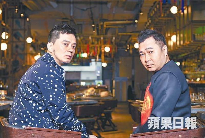 黃耀明(右)與劉以達的達明一派,在六四30周年推出新歌《回憶有罪》,以歌聲和影像回憶六四。資料圖片【8964 ERROR】《回憶有罪》MV開首,打入8964的檔案名,卻顯示「ERROR 404」。【重現坦克人】MV以動畫形式重現六四最著名、學生以肉身擋坦克的「坦克人」畫面。【單車運傷者】六四槍聲一響,學生以單車運送或乘載受傷同伴奔波求醫。【燭光悼六四】MV中出現萬點燭光,悼念六四死傷者。【黃色雨傘陣】香港在14年發生雨傘革命,MV中亦出現多把黃色雨傘,喻意黃傘遍地開花。八九民運爆發期間,歌手舉行 黃耀明(右)與劉以達的達明一派,在六四30周年推出新歌《回憶有罪》,以歌聲和影像回憶六四。資料圖片【8964 ERROR】《回憶有罪》MV開首,打入8964的檔案名,卻顯示「ERROR 404」。【重現坦克人】MV以動畫形式重現六四最著名、學生以肉身擋坦克的「坦克人」畫面。【單車運傷者】六四槍聲一響,學生以單車運送或乘載受傷同伴奔波求醫。【燭光悼六四】MV中出現萬點燭光,悼念六四死傷者。【黃色雨傘陣】香港在14年發生雨傘革命,MV中亦出現多把黃色雨傘,喻意黃傘遍地開花。八九民運爆發期間,歌手舉行